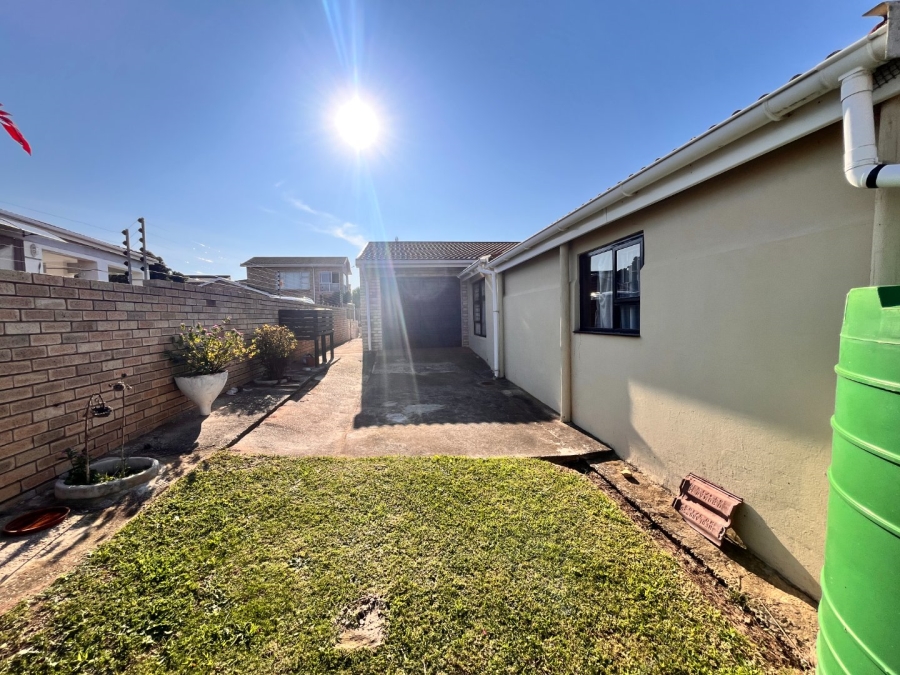 3 Bedroom Property for Sale in Wavecrest Eastern Cape